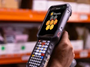 Jaki WMS wybrać? Kompletny przewodnik dla firm logistycznych i produkcyjnych